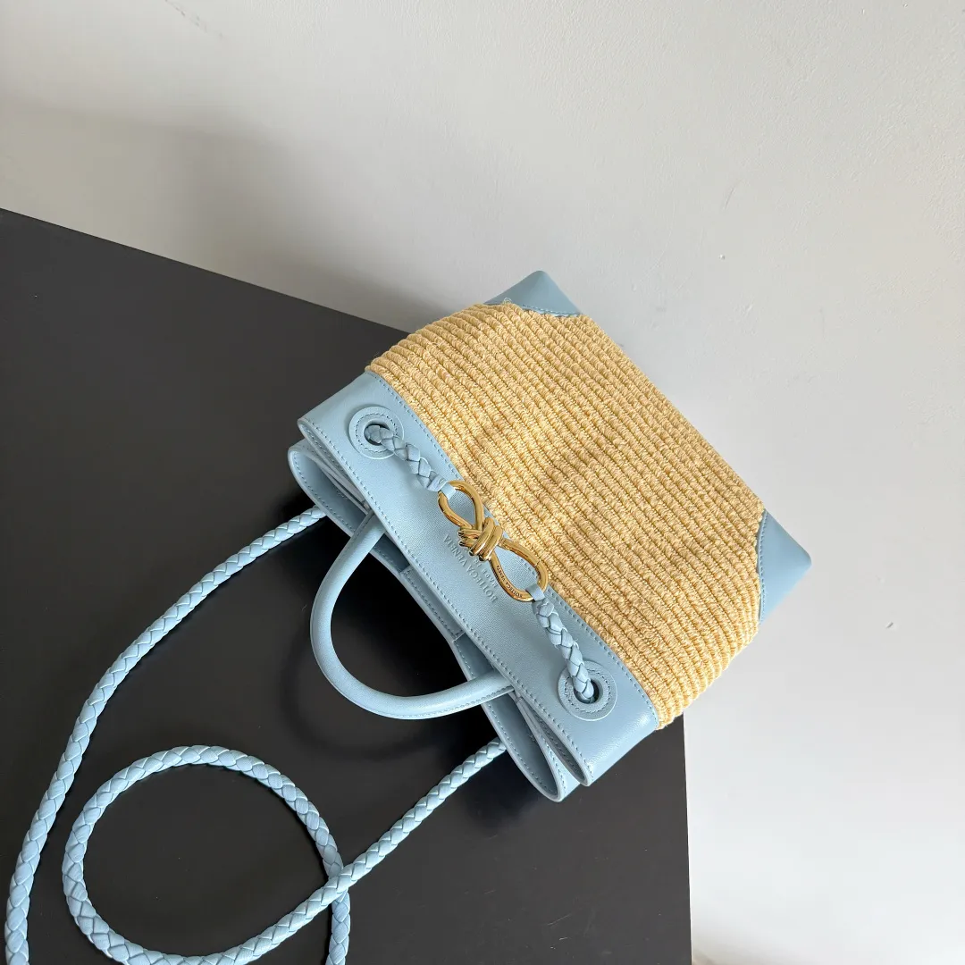 Batch 1960 Bottega Veneta's new SmallAndiamo | 🌞The best solution for summer relaxation! 🌾 Straw + leather splicing, natural materials collide with exquisite craftsmanship, and it has a sense of relaxation during the southern French holiday. It is suitable for daily commuting and weekend vacations. It is very stylish when you carry it with you. 💼 The practical capacity is amazing. It can easily store mobile phones, card holders, and powder compacts. The top opening and closing design makes it easy to access items and protects privacy. The whole is not redundant or cramped. It is a concrete interpretation of "less is more"! Unique woven texture + iconic gold buckle, low-key and high-end recognition, take it to the streets and turn heads when you put it on your back, as if you have brought lazy fashion into your life. BV’s new season aesthetics, fashionable and refined, come and take away this sense of relaxation~SmallAndiamo will become a high-end symbol in your style wardrobe that will never fade! Style number: 827478 (743568) Size: 25*20*10cm